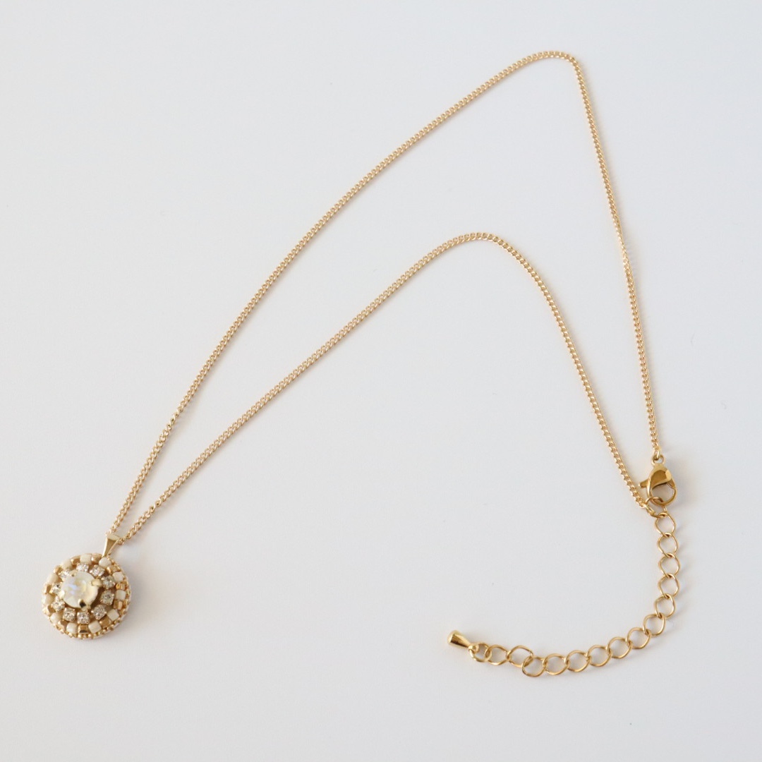 きらめくビーズ刺繍のアクセサリー2点セット （ピアス&ネックレス）